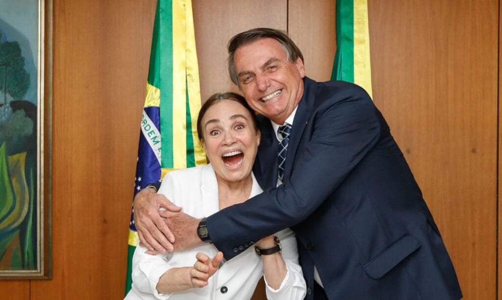 Bolsonaro apoia fritura de Regina Duarte e fala em dificuldades dela