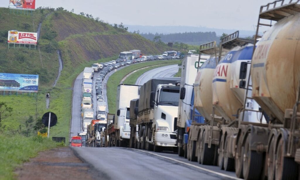 Bolsonaro atende pedido de caminhoneiros e amplia flexibilização de serviços nas rodovias