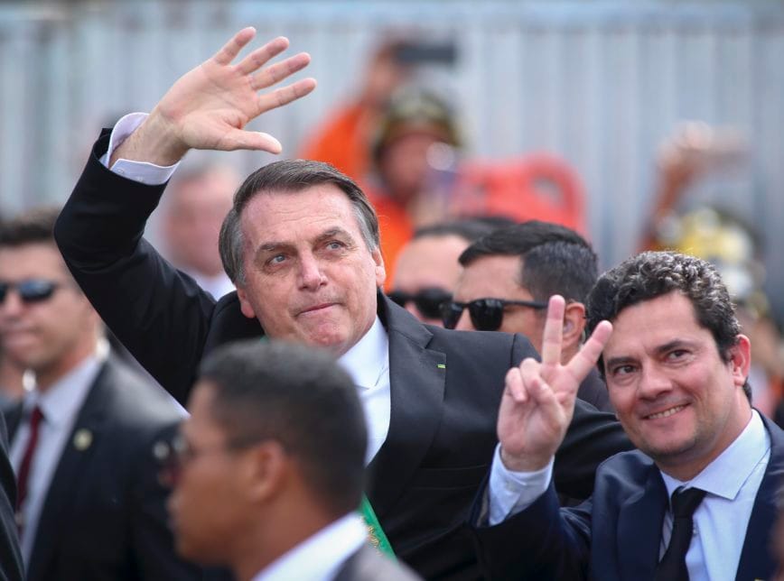 Bolsonaro cita Vaza Jato e posta foto abraçado com Sergio Moro