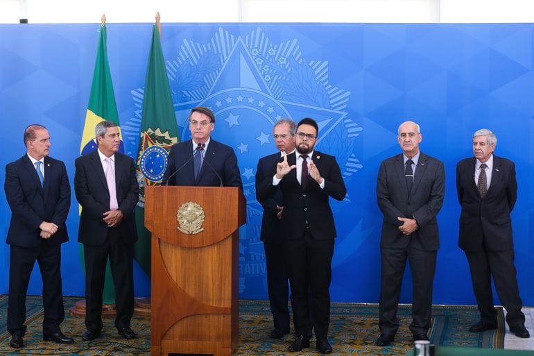 Bolsonaro convoca todos os ministros para reunião nesta segunda 6