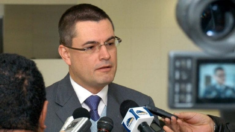 Bolsonaro exonera diretor geral da PF em meio a negociações para permanência de Moro
