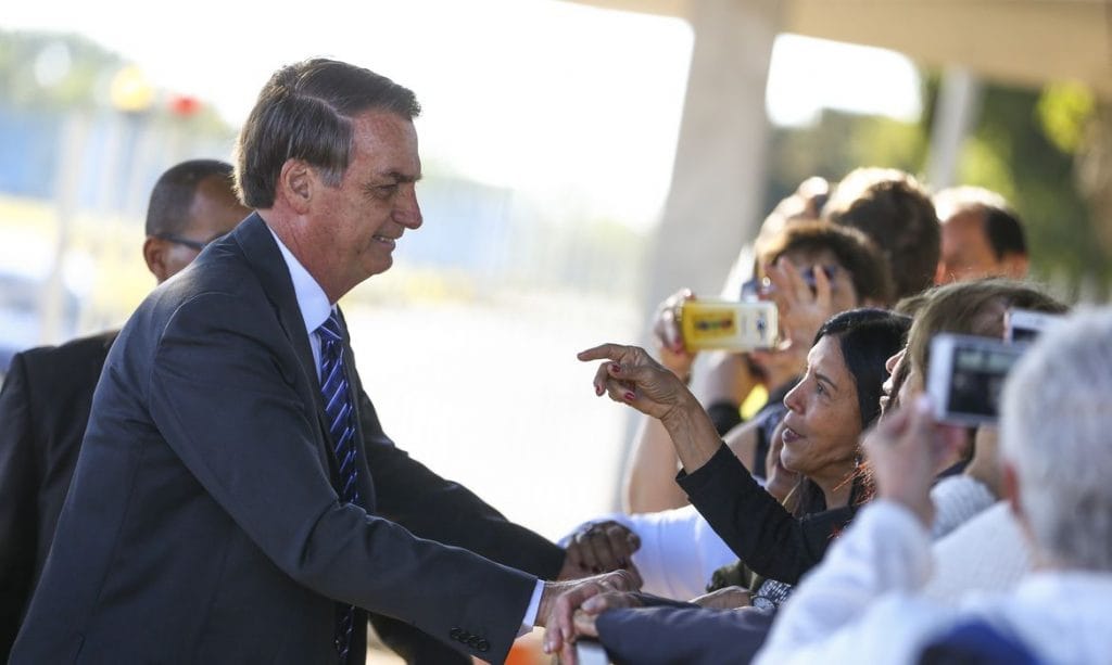 Bolsonaro vai a hospital farmácia e prédio de Brasília e cumprimenta apoiadores
