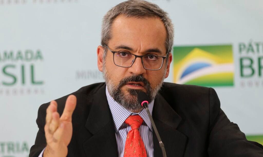 Celso de Mello autoriza inquérito contra Weintraub por racismo contra chineses