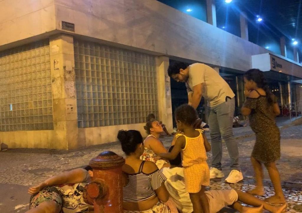 Chefe de cozinha distribui sopa e kits de higiene a moradores de rua de Aracaju