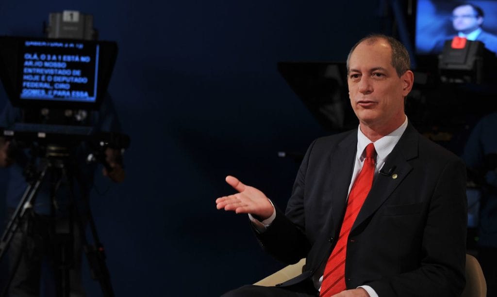 Ciro Gomes protocola pedido de impeachment contra Bolsonaro casos com Maia chegam a 24