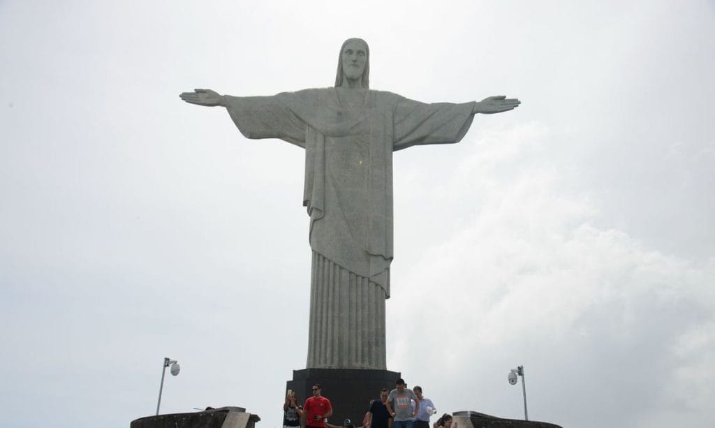 Cristo Redentor usará jaleco em homenagem a profissionais que atuam no combate à covid 19