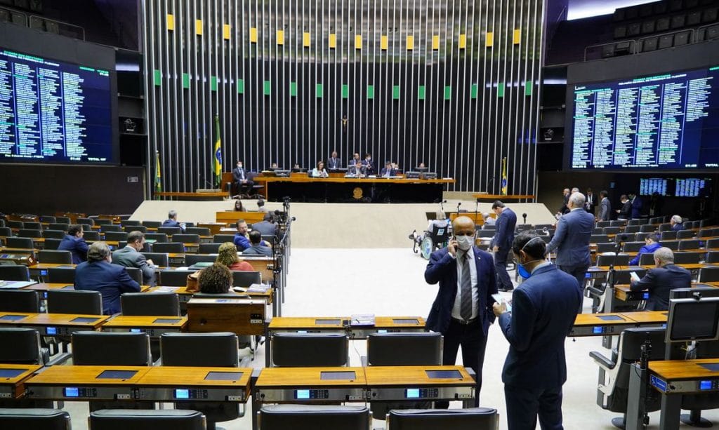 Câmara adia para quinta feira votação de ajuda a estados e municípios
