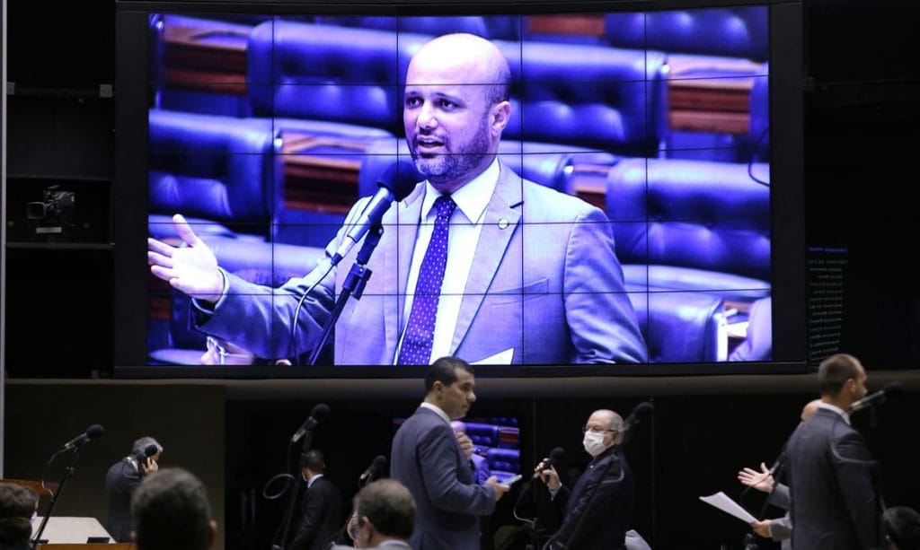 Câmara aprova texto base de suspensão de dívida de estudantes com Fies