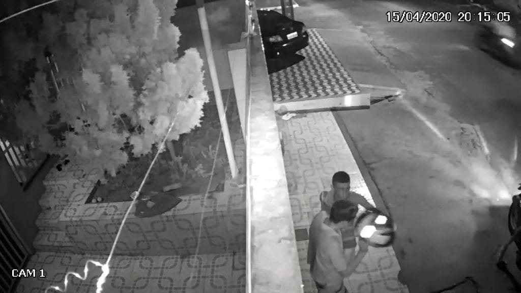 Câmeras flagram suspeitos roubando motocicleta em Aracaju