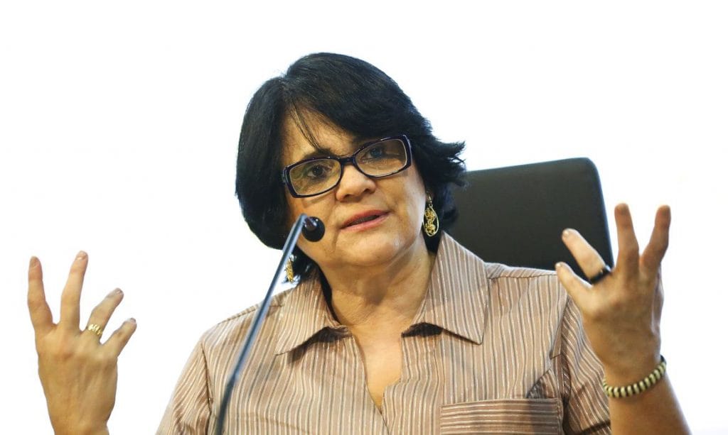 Damares Alves sugere home office a profissionais do sexo por causa do coronavírus