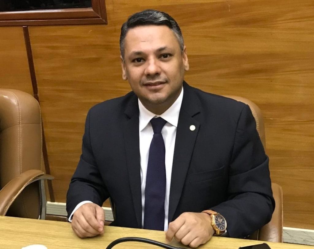 Deputado defende ajuda para músicos taxistas e moto taxistas