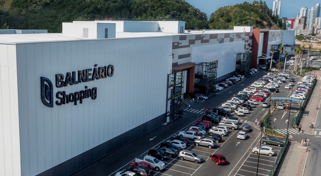 Dono de rede de shoppings oferece respiradores em troca da reabertura de lojas em Santa Catarina