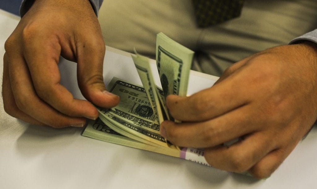 Dólar cai pela primeira vez em 11 dias com menos casos de coronavírus