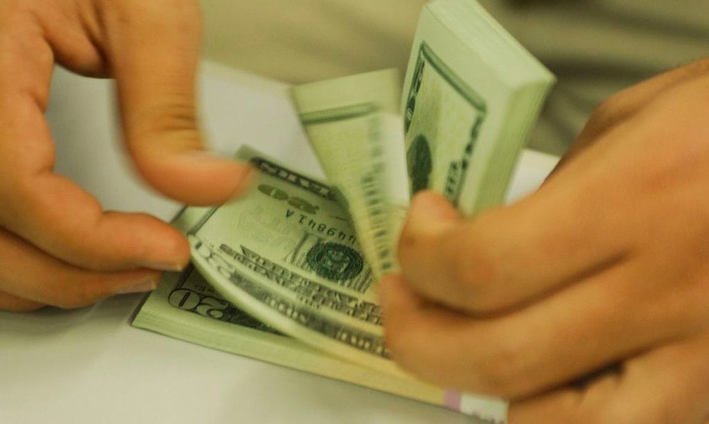 Dólar interrompe sequência de quedas e fecha acima de R 518