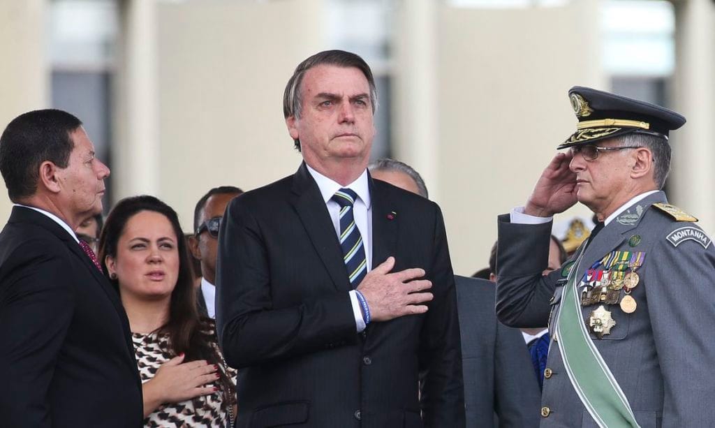 Em meio a crise do governo editora libera acesso a livro sobre julgamento de Bolsonaro
