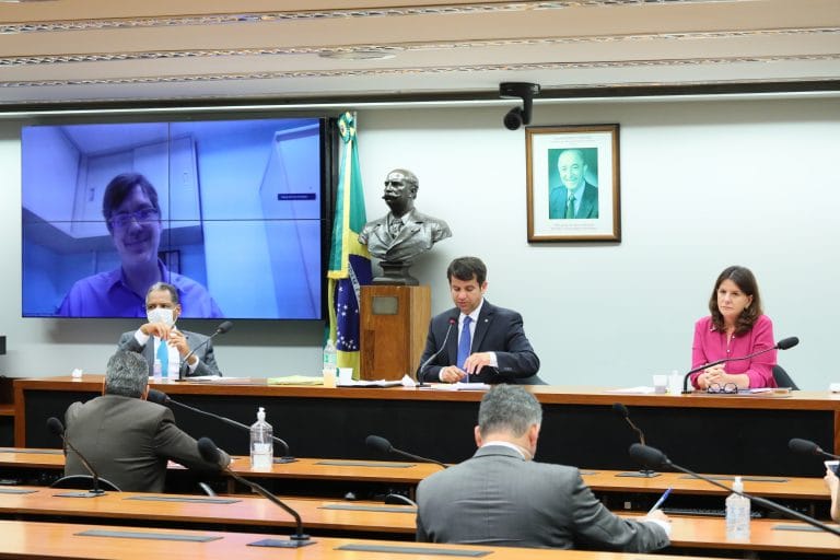 Especialistas testam medicamentos contra a Covid 19 mas esperam vacina só daqui a dois anos
