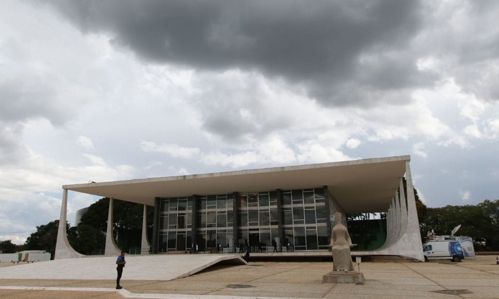 Gilmar Mendes suspende ampliação do BPC