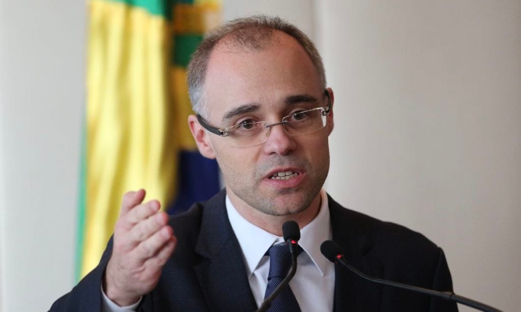 Governo pode acionar justiça para barrar isolamento por causa da covid 19