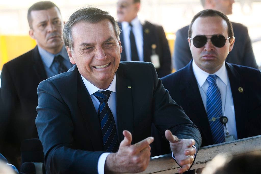 Isolado Bolsonaro chora e busca apoio entre militares contra crise diz jornal