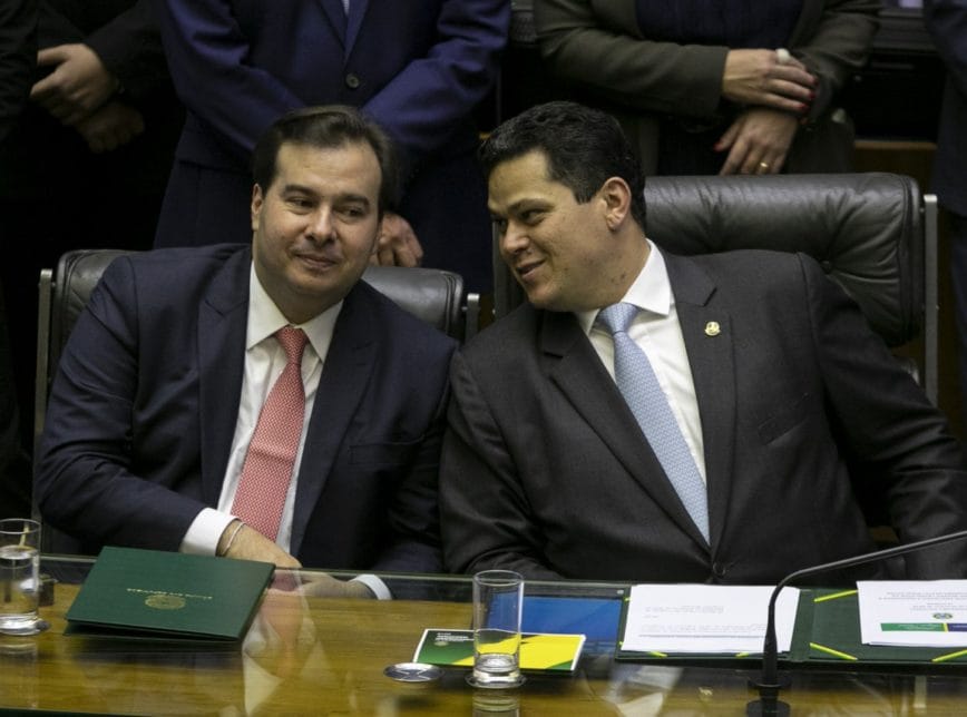 Maia e Alcolumbre silenciam sobre crise Moro Bolsonaro para evitar ataques