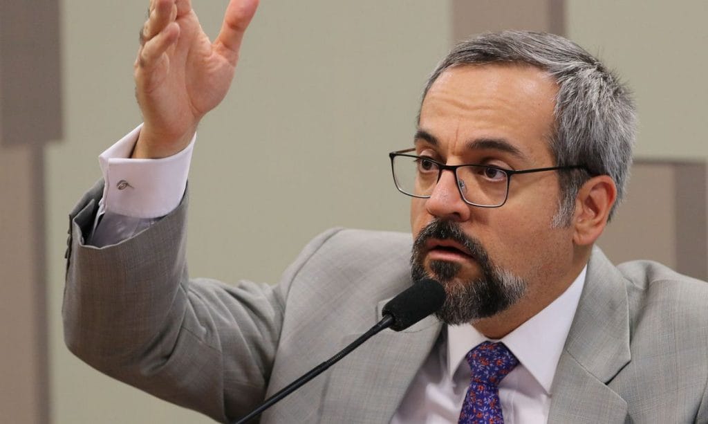Ministro diz que reconhece imbecilidade se a China vender 1 mil respiradores para o MEC