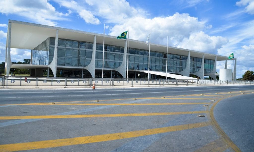 Mulher do chefe da Secom é nomeada como conselheira do programa Pátria Voluntária