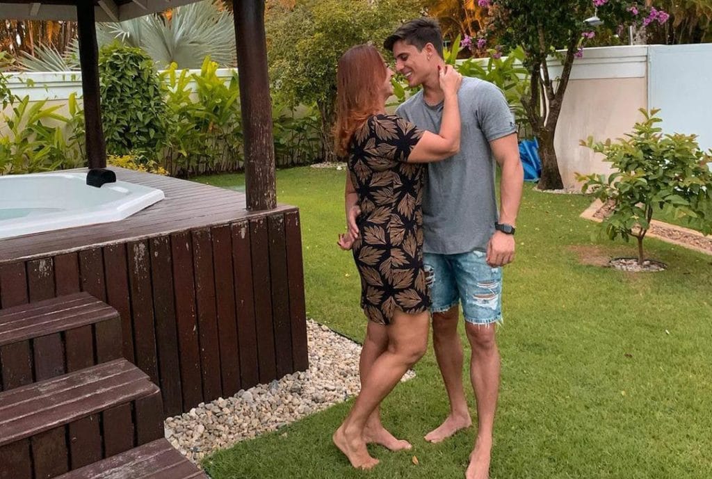Mãe de Neymar assume romance com amigo de 22 anos do filho