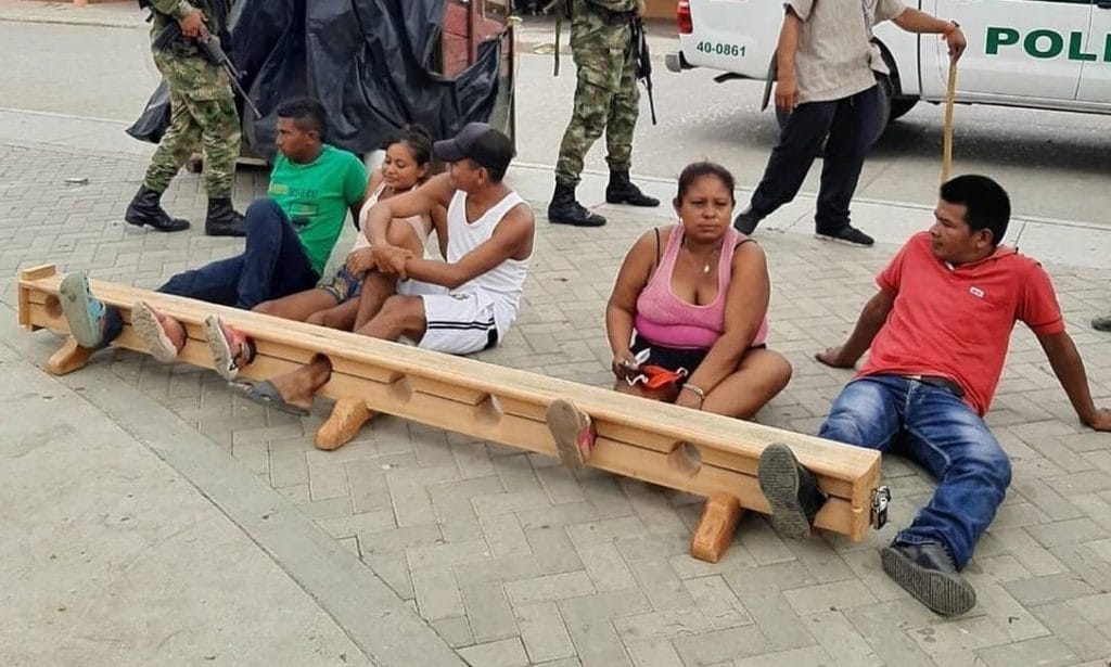 Na Colômbia cidadãos são presos pelos pés por desrespeito à quarentena