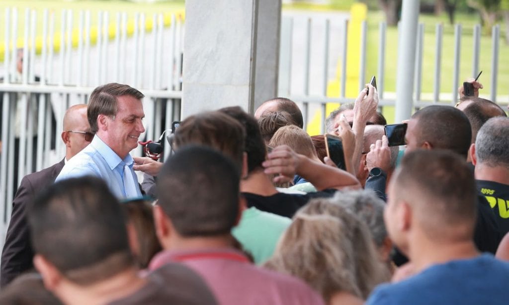 Ninguém vai tolher meu direito de ir e vir diz Bolsonaro ao passear em Brasília
