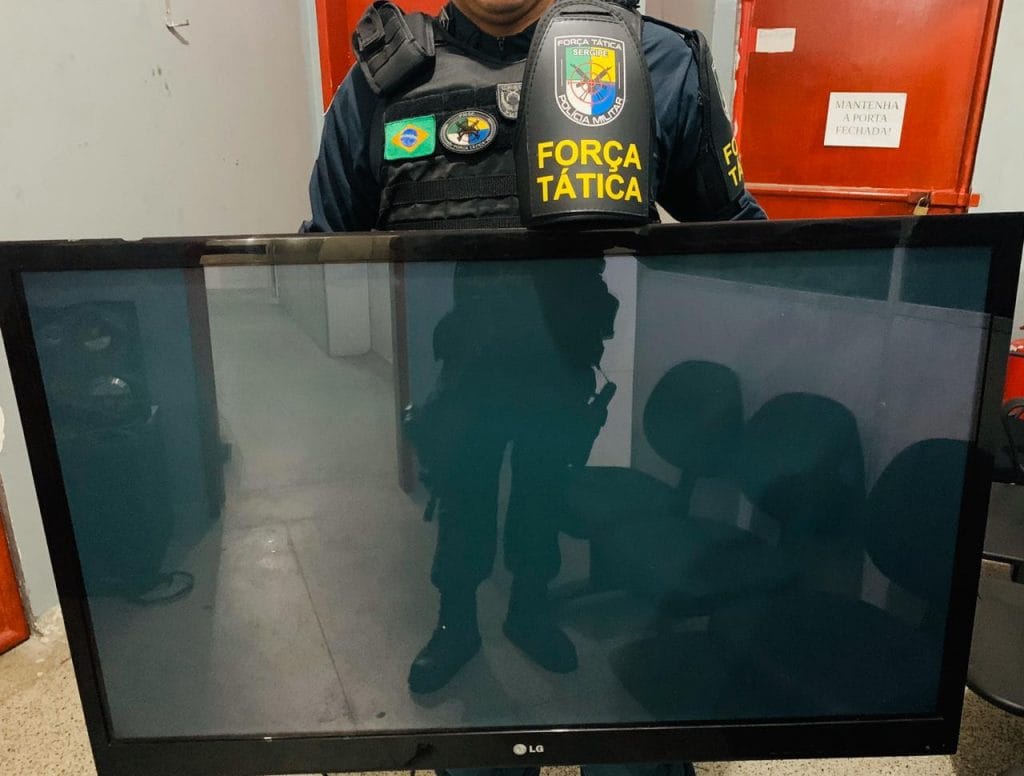 PM prende dois suspeitos de furtar uma televisão em um supermercado em Aracaju