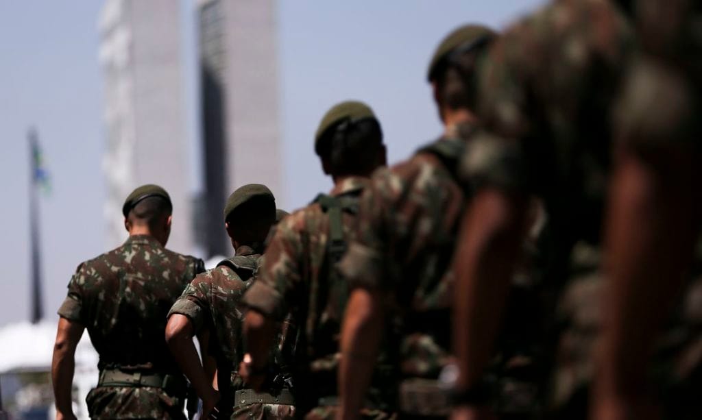 Para militares foco do país deve ser o combate ao vírus não Bolsonaro