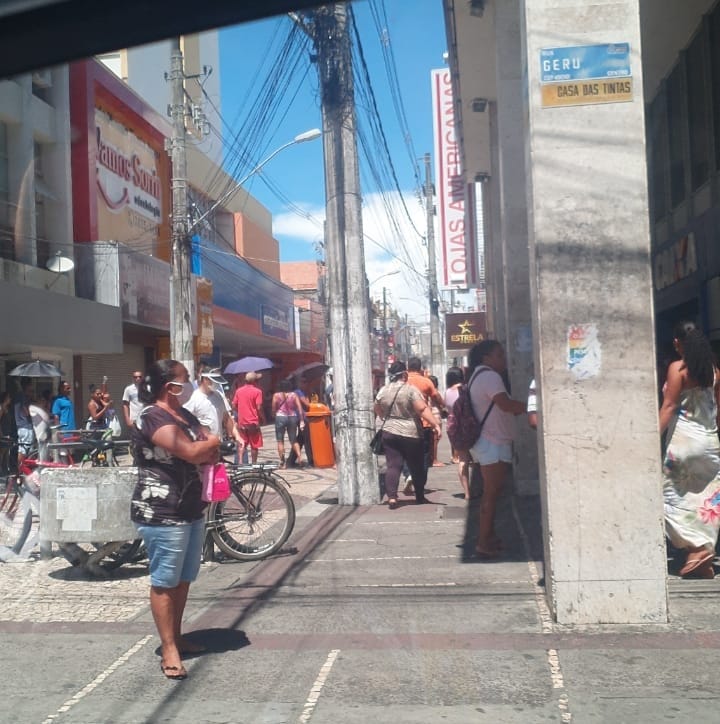 População descumpre isolamento social e movimento é intenso no Centro de Aracaju