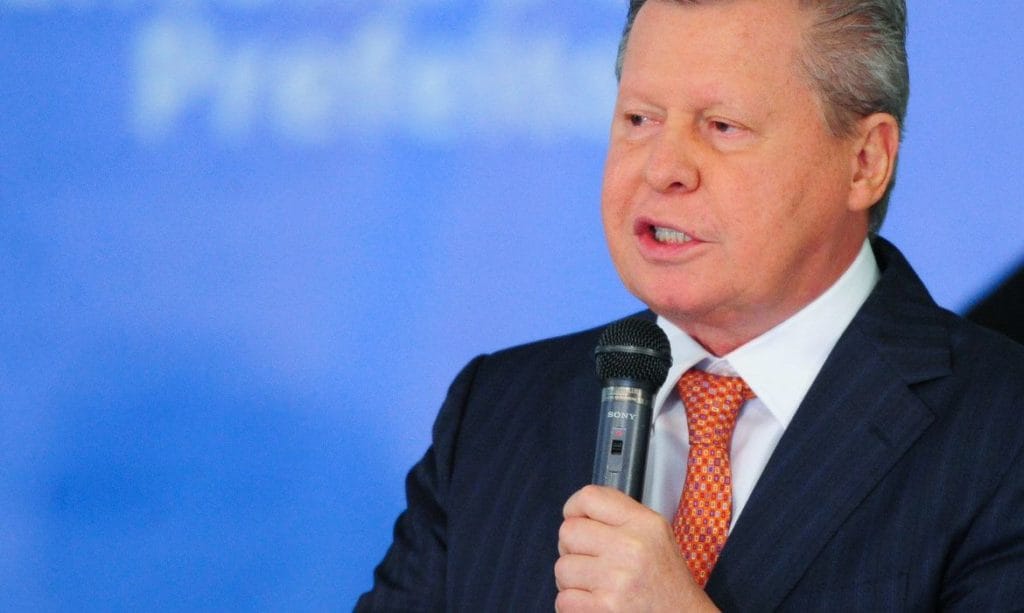 Prefeito de Manaus chora pede ajuda diz que Bolsonaro tem de ser presidente de verdade e respeitar coveiros