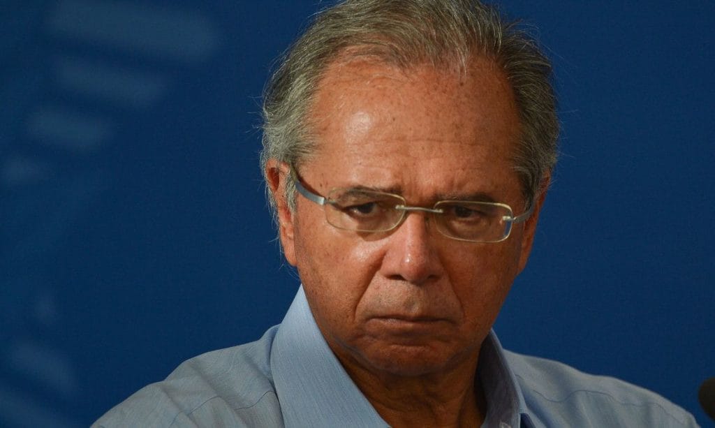 Preservar economia não significa sair do isolamento diz Guedes
