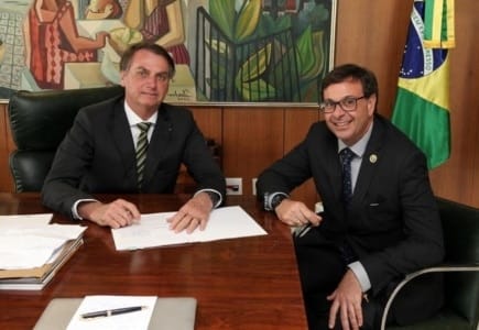 Presidente da Embratur publica montagem de Bolsonaro carregando caixão veja vídeo
