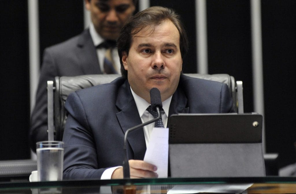 Rodrigo Maia tem 16 pedidos de impeachment contra Bolsonaro