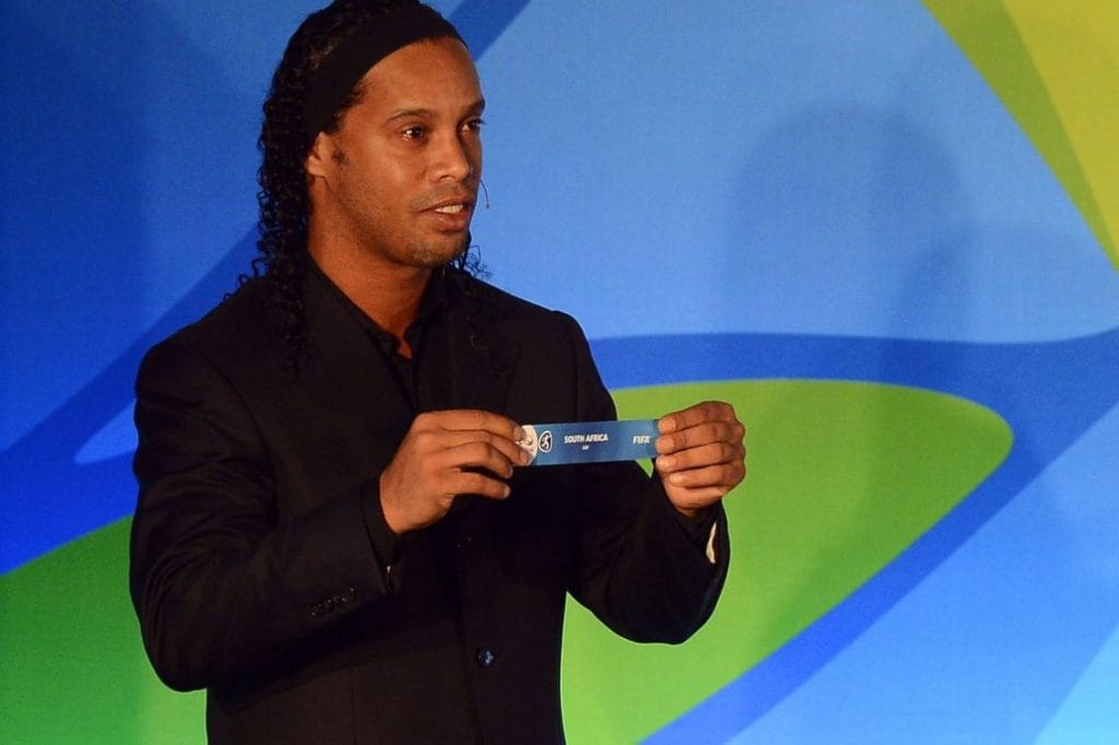 Ronaldinho paga multa milionária para cumprir prisão domiciliar