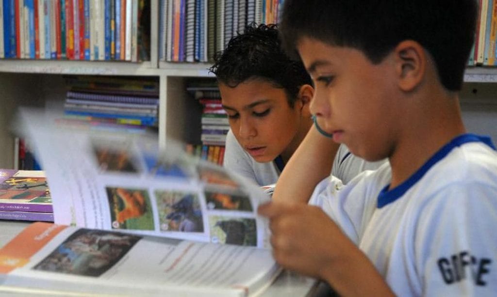 Sem regra legal escolas e pais buscam alternativa para mensalidades
