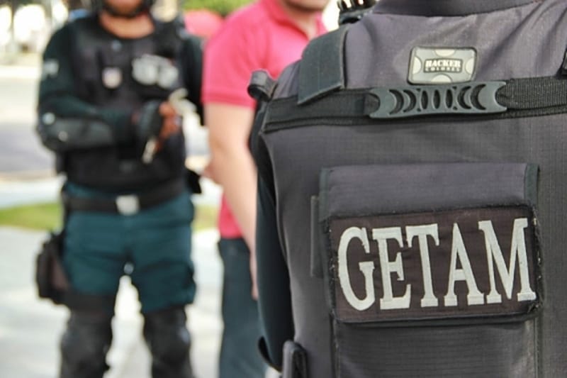 Suspeito de tentativa de homicídio morre após troca de tiros com policiais no Bairro América