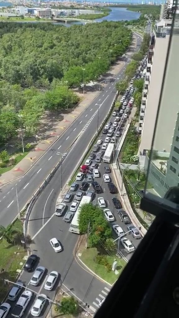 Vacinação em shopping causa engarrafamento na Avenida Beira Mar