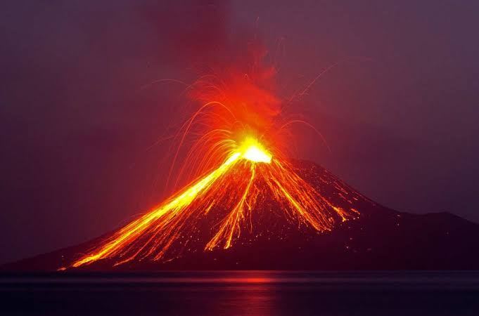 Vulcão Krakatoa Entra Em Erupção Na Indonésia - Ajunews