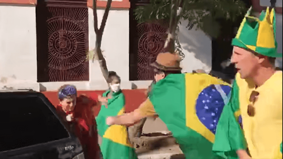Vídeo Em ato por intervenção militar homem agride casal que vestia vermelho