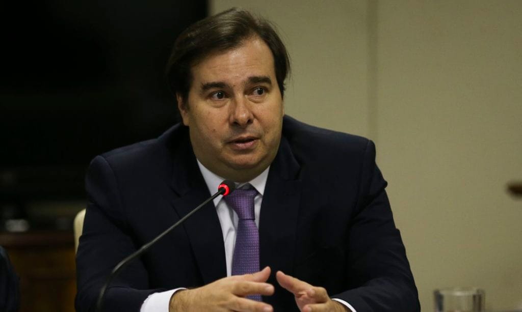 ‘No Brasil temos de lutar contra o corona e o vírus do autoritarismo’ diz Rodrigo Maia