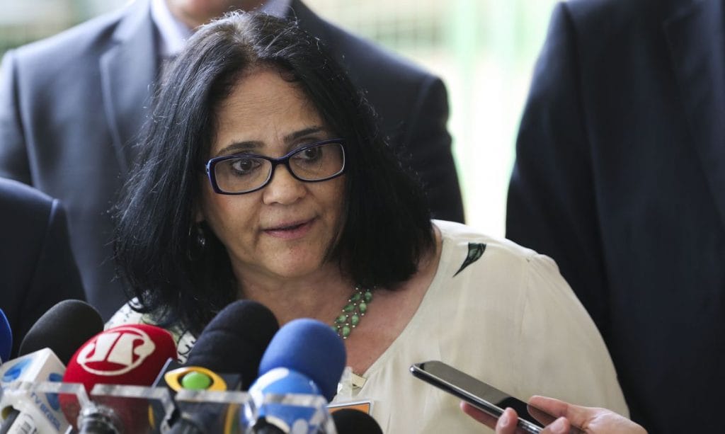 “Queria muito que o Brasil entendesse as angústias do presidente Bolsonaro” diz ministra Damares