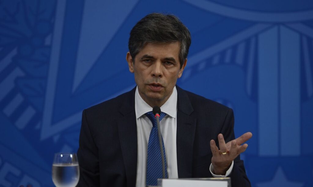 A vida é feita de escolhas e hoje eu escolhi sair diz Teich em coletiva