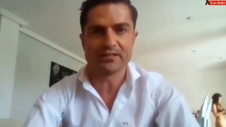 Apresentador espanhol deixa escapar amante pelada durante live veja vídeo
