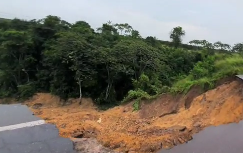 Após asfalto ceder trecho da BR 101 fica parcialmente interditado em Cristinápolis