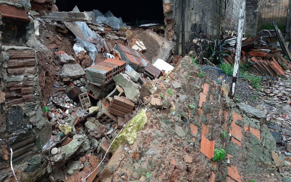 Após chuva muro desaba e compromete duas casas no Cidade Nova