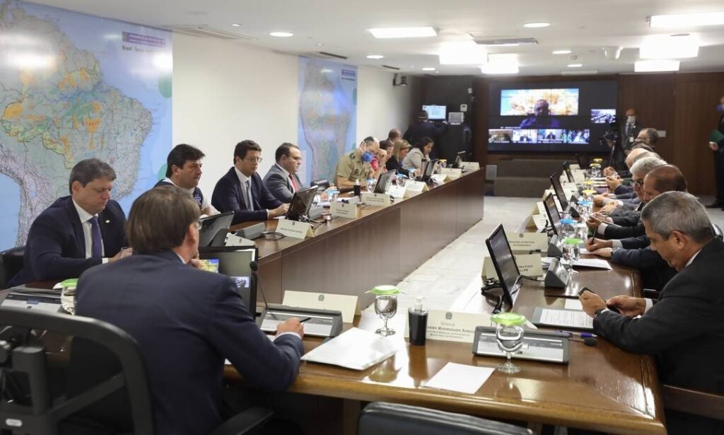 Após reunião com governadores Bolsonaro promete assinar projeto de ajuda a Estados