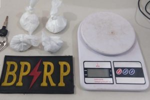 Após tentar fugir da polícia homem é preso por tráfico de drogas no Conjunto Jardim
